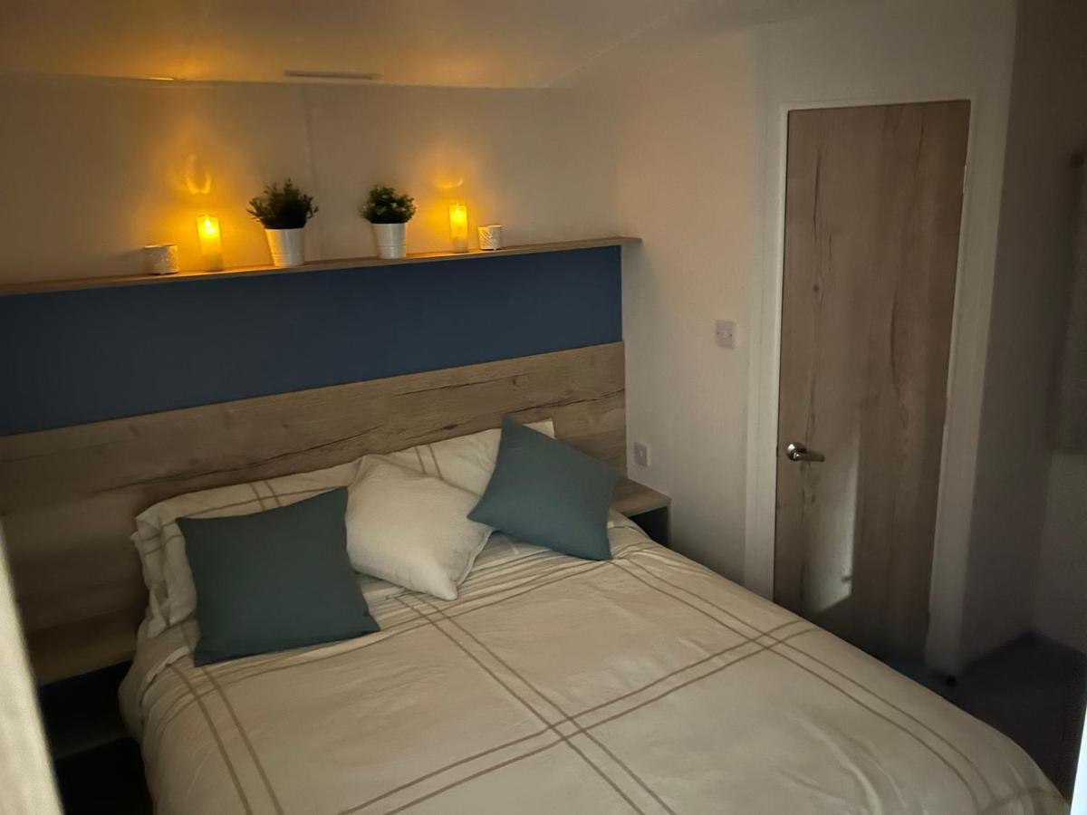 Bertie-By-The-Sea At Hoburne Naish Hotel Highcliffe Bagian luar foto