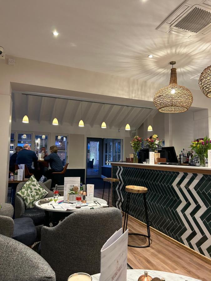 Bertie-By-The-Sea At Hoburne Naish Hotel Highcliffe Bagian luar foto